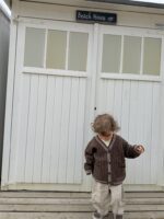 LITTLE LEAN CABLE KNIT CARDIGAN BRUIN