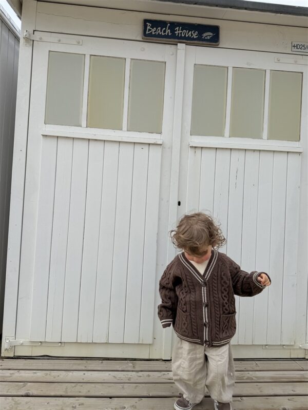 LITTLE LEAN CABLE KNIT CARDIGAN BRUIN