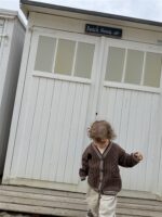 LITTLE LEAN CABLE KNIT CARDIGAN BRUIN