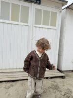 LITTLE LEAN CABLE KNIT CARDIGAN BRUIN