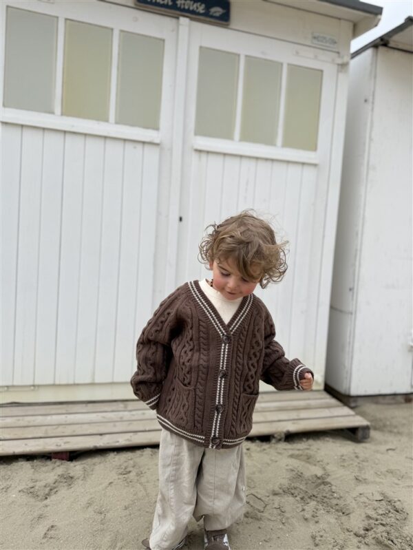 LITTLE LEAN CABLE KNIT CARDIGAN BRUIN