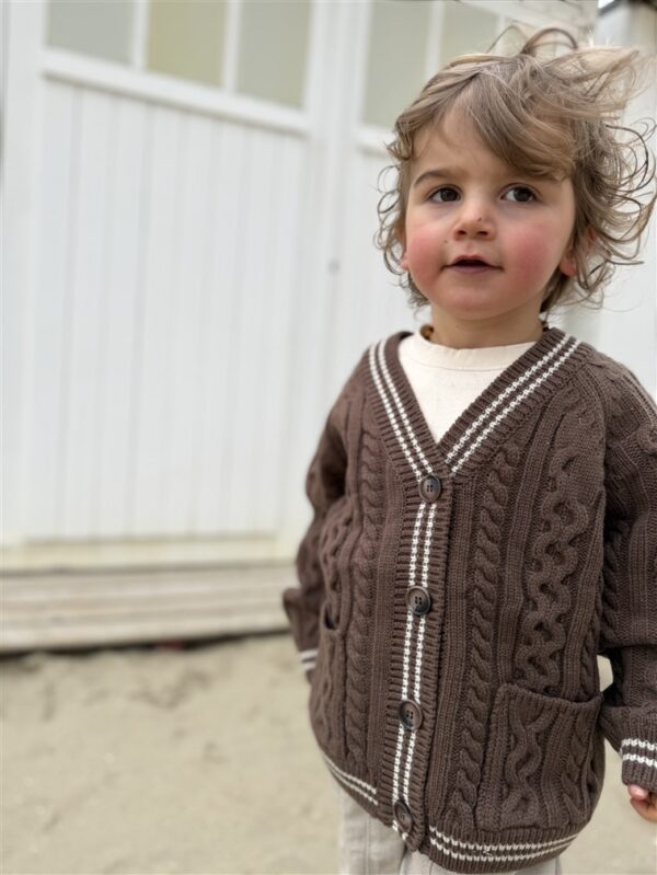 LITTLE LEAN CABLE KNIT CARDIGAN BRUIN