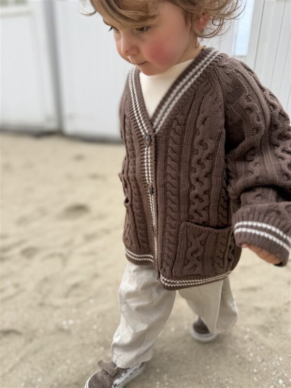 LITTLE LEAN CABLE KNIT CARDIGAN BRUIN