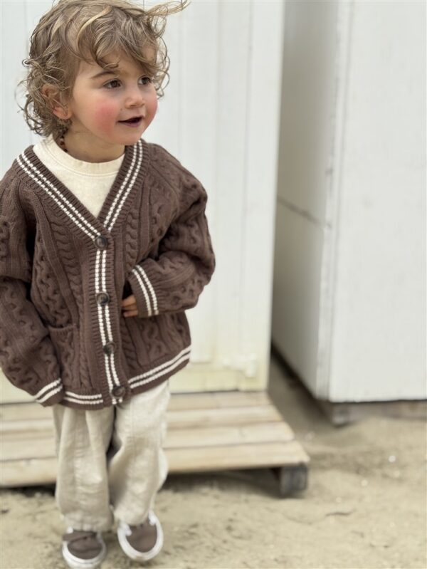 LITTLE LEAN CABLE KNIT CARDIGAN BRUIN