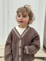 LITTLE LEAN CABLE KNIT CARDIGAN BRUIN