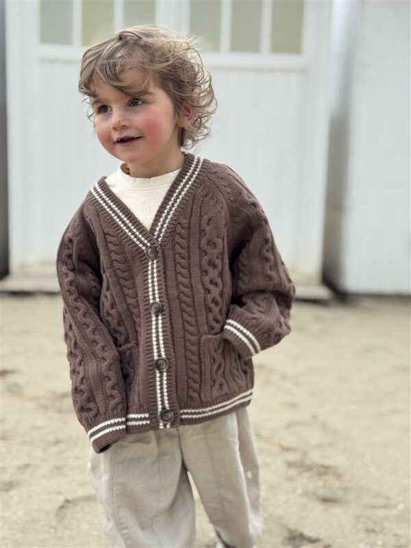 LITTLE LEAN CABLE KNIT CARDIGAN BRUIN