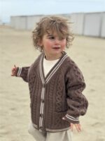 LITTLE LEAN CABLE KNIT CARDIGAN BRUIN