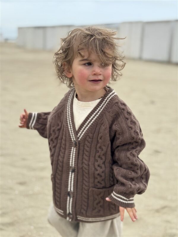 LITTLE LEAN CABLE KNIT CARDIGAN BRUIN