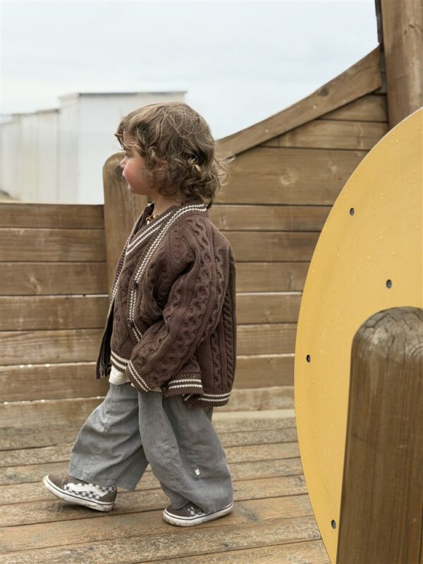 LITTLE LEAN CABLE KNIT CARDIGAN BRUIN
