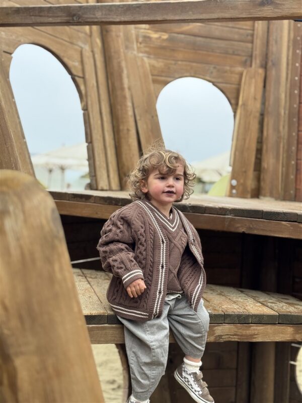LITTLE LEAN CABLE KNIT CARDIGAN BRUIN