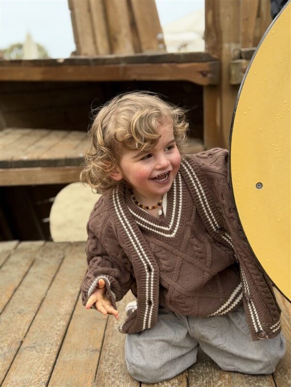 LITTLE LEAN CABLE KNIT CARDIGAN BRUIN