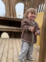 LITTLE LEAN CABLE KNIT CARDIGAN BRUIN