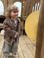 LITTLE LEAN CABLE KNIT CARDIGAN BRUIN