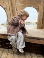 LITTLE LEAN CABLE KNIT CARDIGAN BRUIN