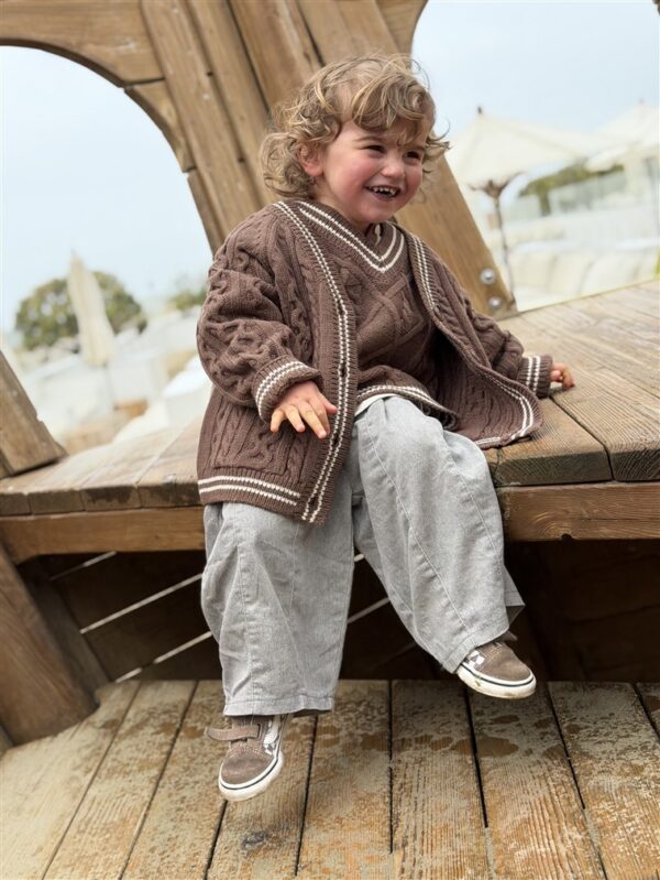 LITTLE LEAN CABLE KNIT CARDIGAN BRUIN