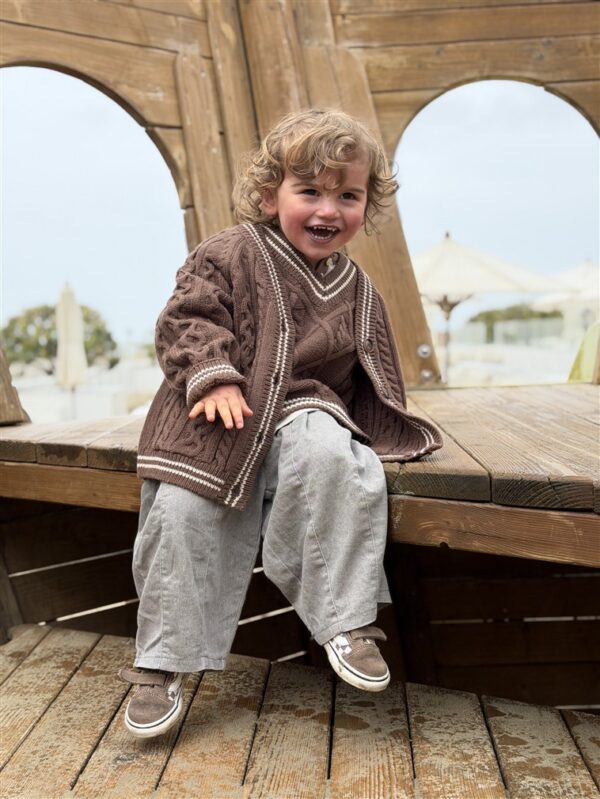 LITTLE LEAN CABLE KNIT CARDIGAN BRUIN