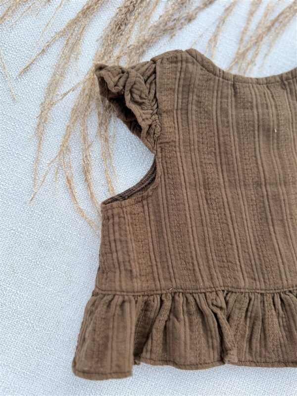 Top Ruffle Buttons Brown